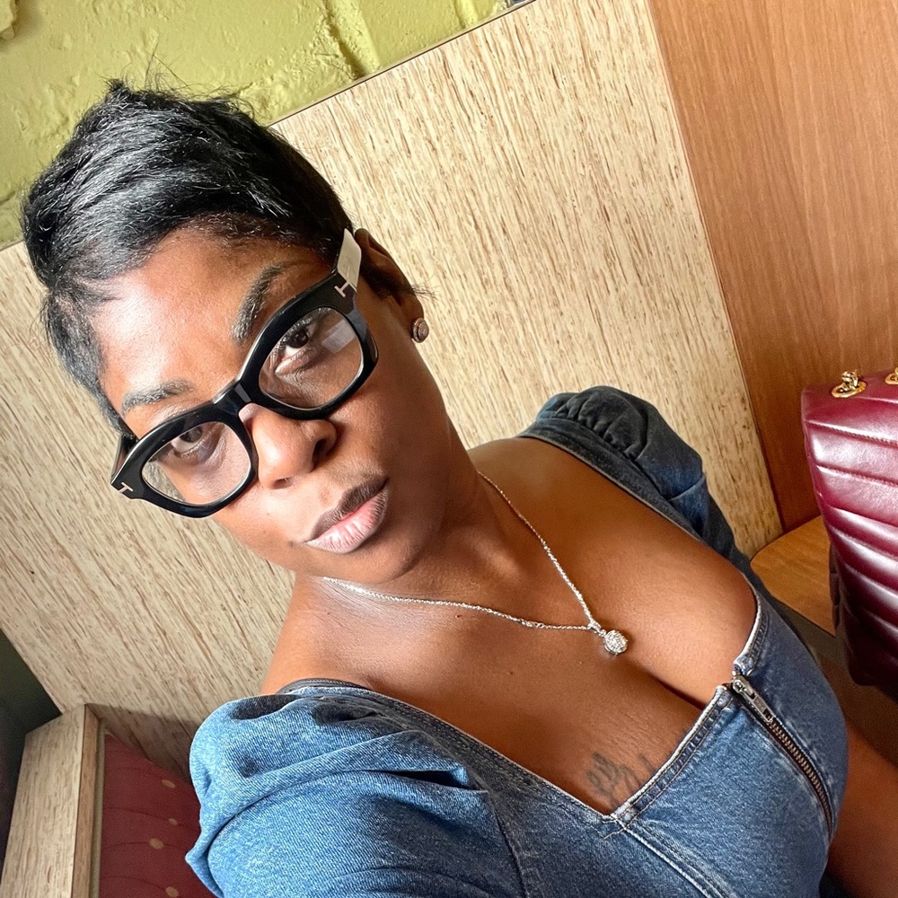 Meet your Posher, Chiquila